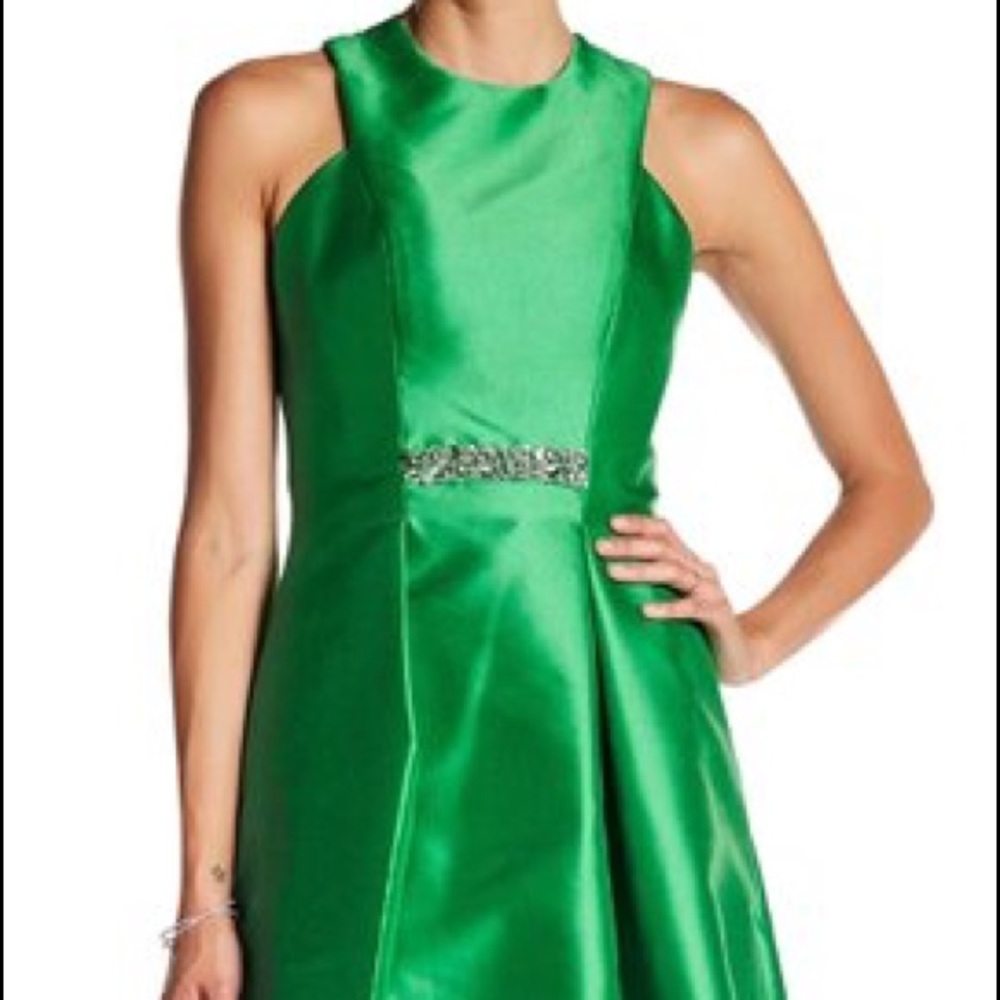 NWT gorgeous Kelly Green
Carmen Marc Valvo
Mikado Crisscross Back Formal Gown 4 - Picture 7 of 8